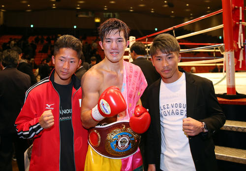 井上浩樹対ジェリッツ・チャベス　勝利して、いとこの井上尚（右）と井上拓（左）と記念写真に納まる井上浩（撮影・大野祥一）