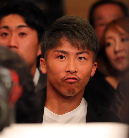 試合を観戦する井上尚（撮影・大野祥一）