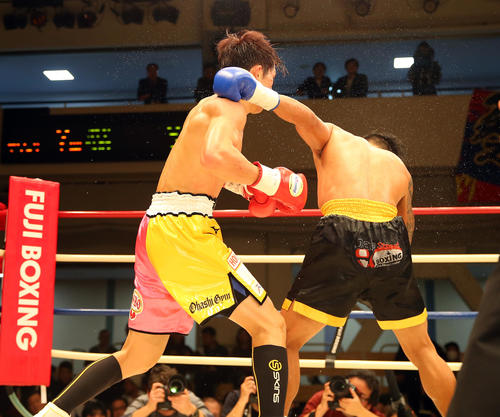 井上浩樹対ジェリッツ・チャベス　7回、左ストレートで相手を倒す井上（左）（撮影・大野祥一）