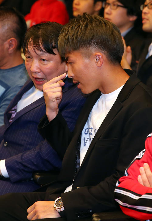 大橋会長（左）と話す井上尚弥（撮影・大野祥一）
