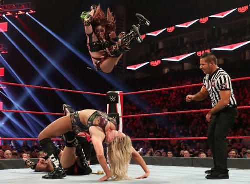 アスカにフィギュア・エイトをきめるフレアー（下）にインセイン・エルボーを狙うセイン（上）（C）2019WWE，Inc．AllRightsReserved