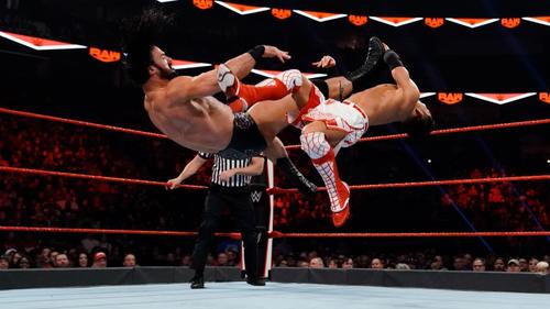 マッキンタイア（右）のクレイモアを浴びる戸沢（C）2019WWE，Inc．AllRightsReserved