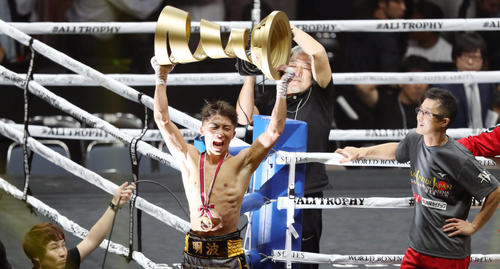 11月、WBSS世界バンタム級トーナメント決勝でドネアに勝利し、カップを力強く掲げ、雄たけびを上げる井上尚