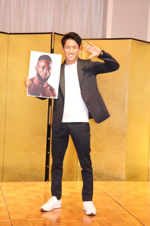 31日のRIZIN20でマネル・ケイプとバンタム級タイトル戦で戦う朝倉海。YouTubeで話題の「海ぴょん」ポーズで記念撮影