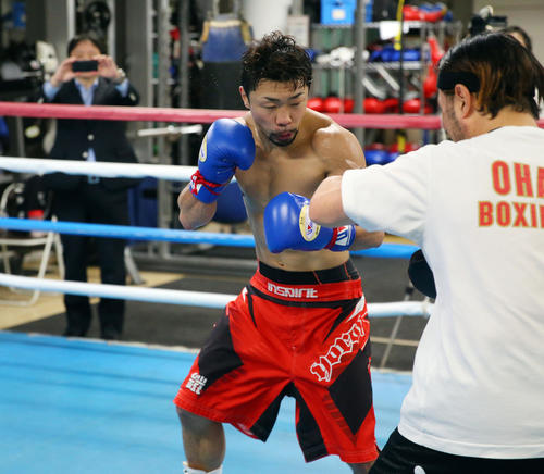大橋会長（左後方）が撮影する中、ミット打ちをする八重樫（撮影・大野祥一）