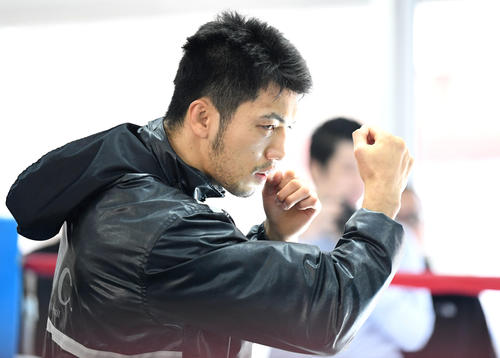 真剣な表情でトレーニングをする村田（撮影・横山健太）