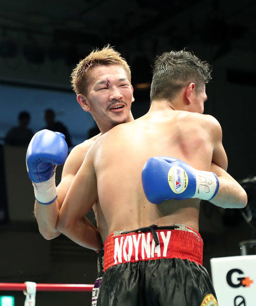 試合後、ジョー・ノイナイ（右）と抱き合う尾川（撮影・鈴木正人）