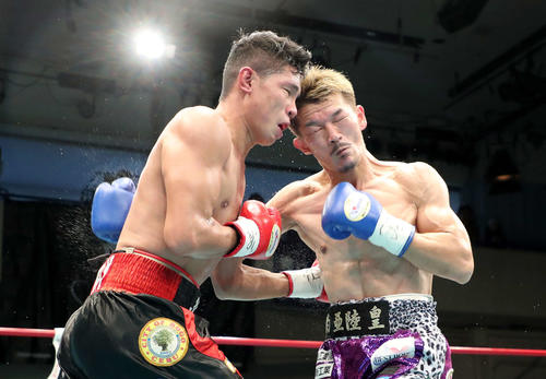 2回、ノイナイ（左）とバッティングする尾川（撮影・鈴木正人）