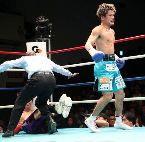 6回、末吉（左）からダウンを奪う坂（撮影・鈴木正人）