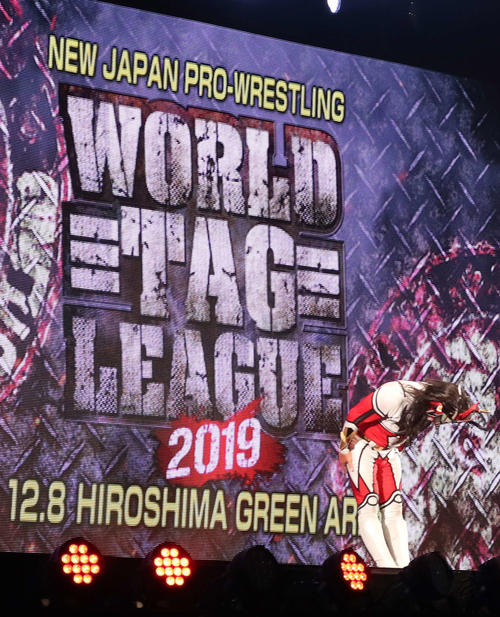 故郷広島で最後の試合を終え、花道で深々と頭を下げる獣神サンダー・ライガー