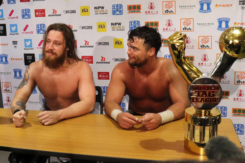 ワールドタッグリーグで初優勝したデビッド・フィンレー、ジュース・ロビンソン組（撮影・高場泉穂）