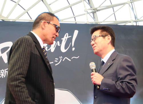 舞台上でにらみ合う蝶野正洋（左）と松井大阪市長（右）（撮影・南谷竜則）