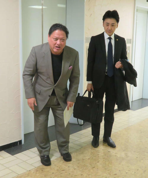 東日本ボクシング協会を訪問した協栄ジムの金平会長（左）。右は太田弁護士