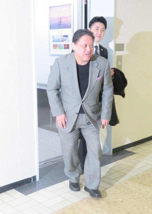 東日本ボクシング協会などを訪問し、ジムの活動休止となる休会届けを提出した協栄ジム金平会長（左）。右は太田弁護士