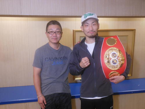 セレスジム小林昭司会長（左）と世界王者に返り咲いた岩佐亮佑（撮影・河合香）