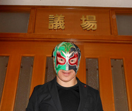 プロレスラーと和泉市議で活躍するスペル・デルフィン（撮影・横田和幸）