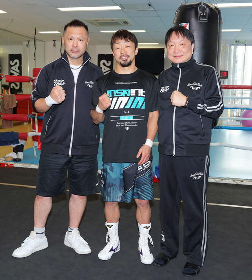 会見を終え写真に納まる、左から松本トレーナー、八重樫、大橋会長（撮影・河田真司）