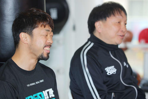 大橋会長（右）の話を笑顔で聞く八重樫（撮影・河田真司）