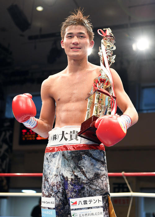 東洋太平洋スーパーフェザー級　木村に判定勝ちし防衛を果たした三代（撮影・たえ見朱実）
