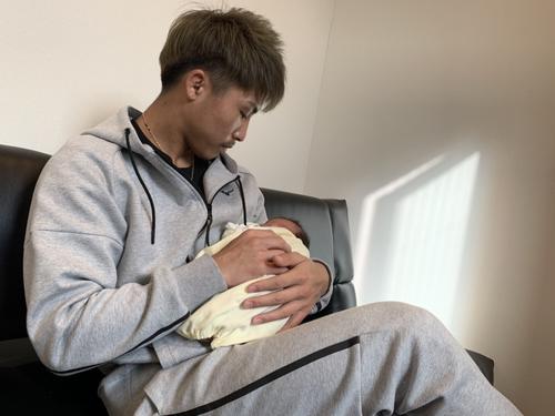 9日に誕生した第2子の女児を抱いてあやす井上尚弥