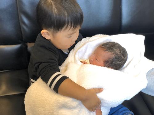 誕生したばかりの妹を抱く井上尚弥の長男明波君