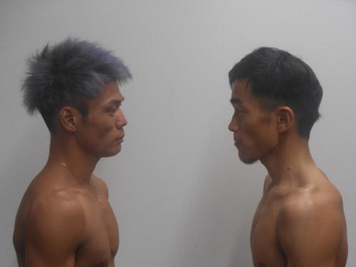 フェイスオフする王者勅使河原弘晶（左）と挑戦者川島翔平