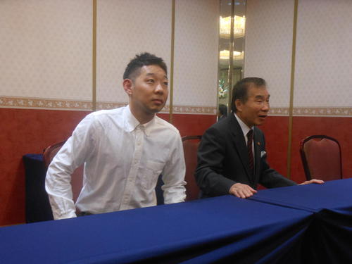 移籍する内田洋二トレーナー（左）と受け入れた花形進会長
