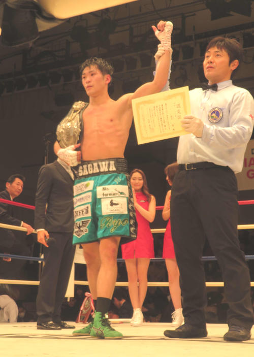 初防衛に成功した日本フェザー級王者佐川遼（左）