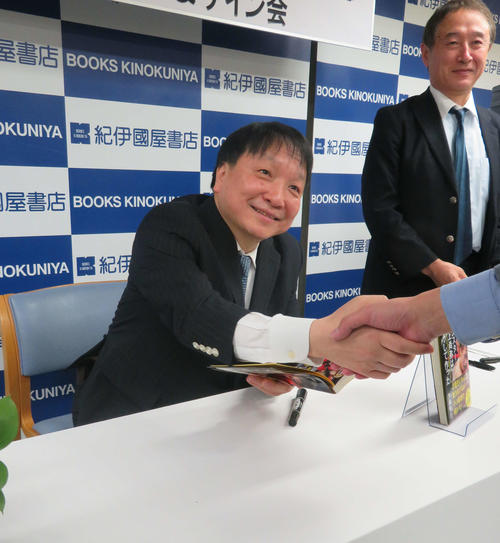 自身の著書のサイン会、トークイベントでファンと触れあう大橋ジムの大橋秀行会長