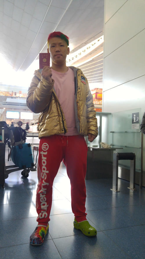 藤本京太郎が、いつも通りの派手な格好で羽田空港からロンドンへと出発した
