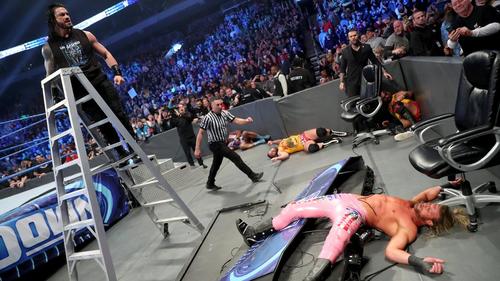 ラダーからジグラー（右下）を解説席に投げ捨てたレインズ（左上）（C）2019WWE,Inc.AllRightsReserved.
