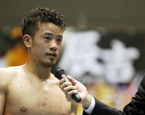 中村に勝利し、インタビューに答える辰吉（撮影・前田充）