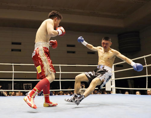 辰吉寿以輝対中村誠康　1回、中村（右）からダウンを奪う辰吉（撮影・前田充）