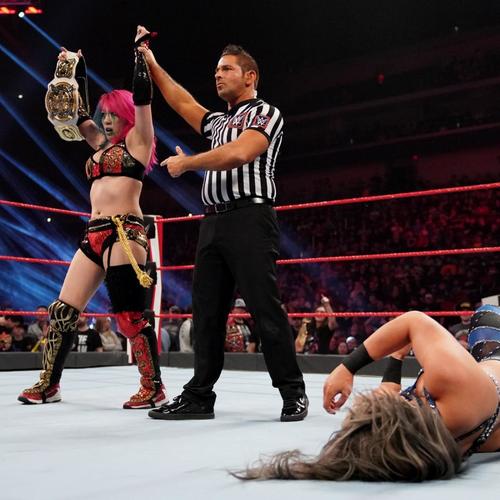ディオナ・プラゾ（右下）とのシングル戦を制したアスカ（左端）（Ｃ）2019WWE,Inc.AllRightsReserved