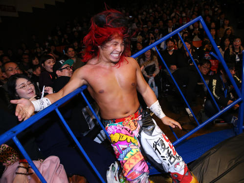 BUSHI、高橋ヒロム対ロビー・イーグルス、ウィル・オスプレイ　場外の鉄柵に投げつけられる高橋（撮影・大野祥一）