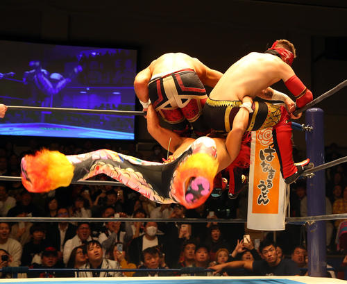 BUSHI、高橋ヒロム対ロビー・イーグルス、ウィル・オスプレイ　トップロープから回転しながら2人を投げ飛ばす高橋（下）（撮影・大野祥一）