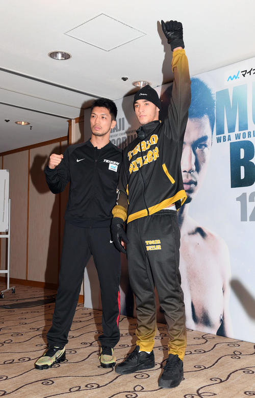 予備検診を終えたチャンピオンの村田諒太（左）と挑戦者のバトラーはフォトセッションでポーズを決める（撮影・たえ見朱実）