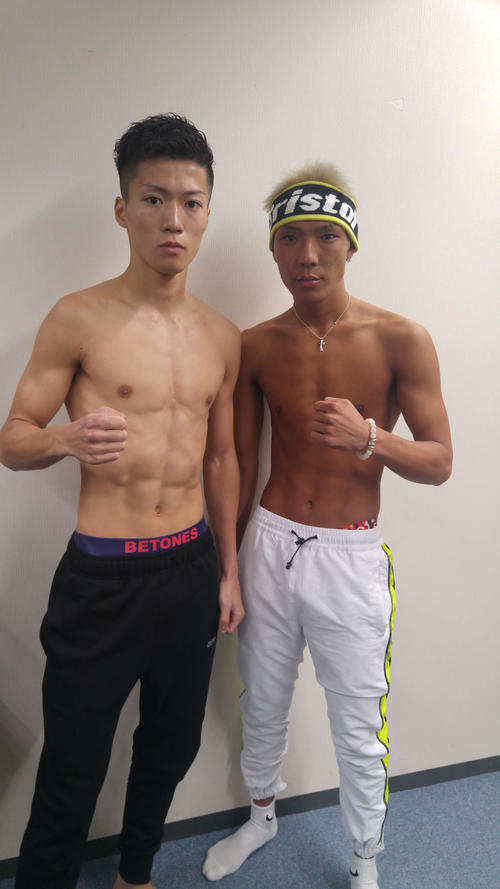 ボクシング全日本新人王決定戦前日計量をクリアした前田稔輝（左）と亀田京之介