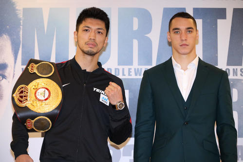 記念撮影で視線を合わせないWBA世界ミドル級王者村田（左）と挑戦者バトラー（撮影・中島郁夫）