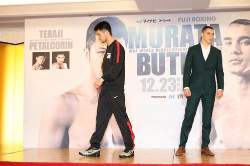 記念撮影で視線を合わせなかったWBA世界ミドル級王者村田（左）と挑戦者バトラー（撮影・中島郁夫）