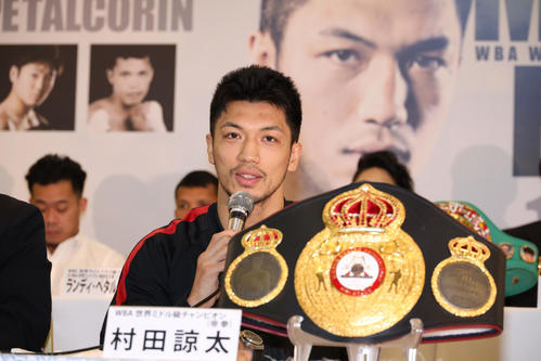 質問に答えるWBA世界ミドル級王者村田（撮影・中島郁夫）