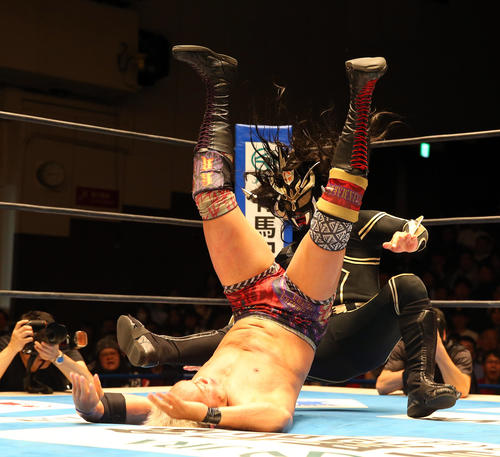 オカダ（手前）にライガーボムを決める獣神サンダー・ライガー（撮影・大野祥一）