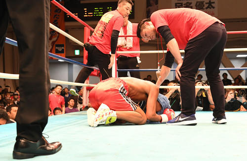 フェザー級新人王決勝戦　判定で敗れた亀田（中央）はタオルをかぶって泣きじゃくる（撮影・山崎安昭）