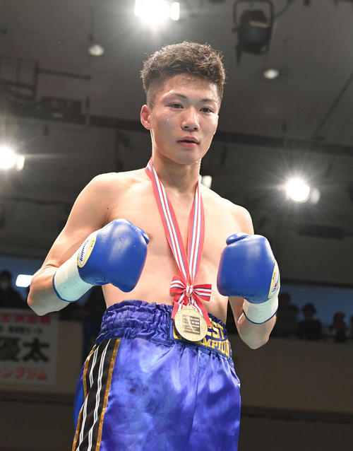 フェザー級新人王となった前田（撮影・山崎安昭）