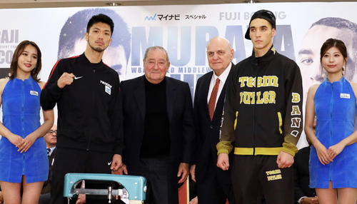 記念撮影するWBA世界ミドル級王者村田と挑戦者バトラー（撮影・中島郁夫）