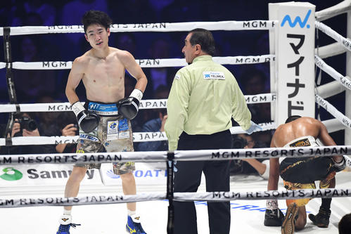 4回、ペタルコリン（右）からダウンを奪いTKO勝ちする寺地（撮影・鈴木みどり）