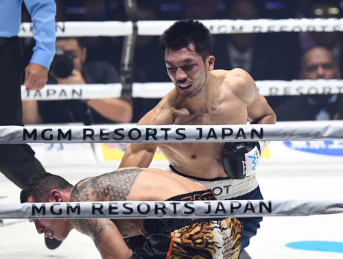 3回、バトラーをリング際に追い込む村田（撮影・鈴木みどり）