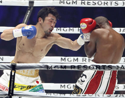 2回、ムザラネ（右）に左フックを食らわす八重樫（撮影・狩俣裕三）