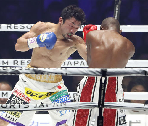 4回、ムザラネ（右）に左ボディーを打ち込む八重樫（撮影・狩俣裕三）