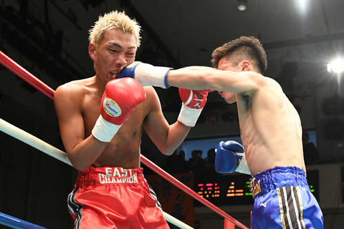 フェザー級新人王決勝戦　4回、亀田（左）は前田の左ストレートを食らう（撮影・山崎安昭）